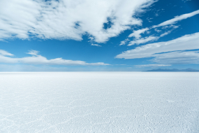Weiße Sandwüste und blauer Himmel mit Wolken