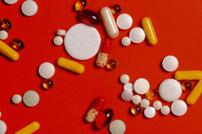 verschiedene Tabletten auf rotem Hintergrund