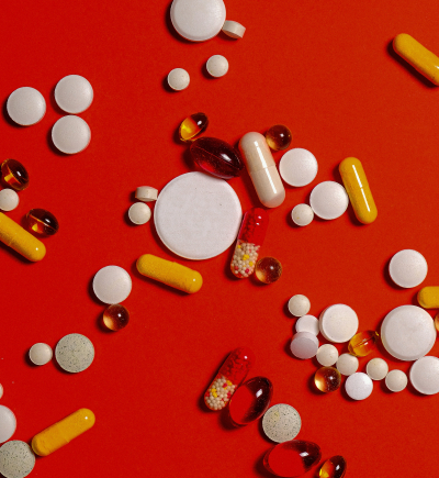verschiedene Tabletten auf rotem Hintergrund
